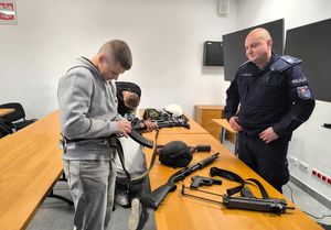 uczeń ogląda broń