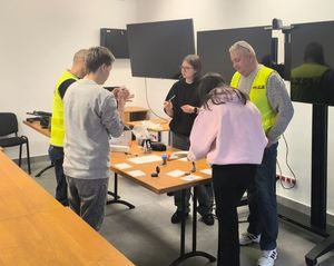 policjanci i uczniowie podczas pokazu