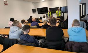 technicy podczas rozmowy z młodzieżą