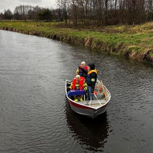 policjant i strażacy na łodzi