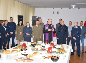 Wspólne zdjęcie policjantów i zaproszonych gości.