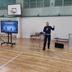 policjant prezentuje odblaski