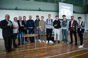 Wspólne zdjęcie policjanta oraz uczestników spotkania