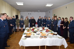 zdjęcie policjantów i zaproszonych gości podczas wigilii.