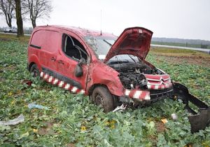 uszkodzony samochód stoi poza drogą