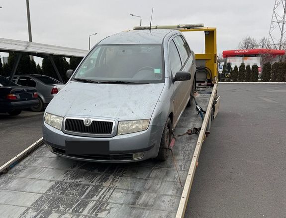 samochód na lawecie