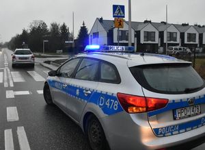 radiowóz i stojący przed nim samochód osobowy