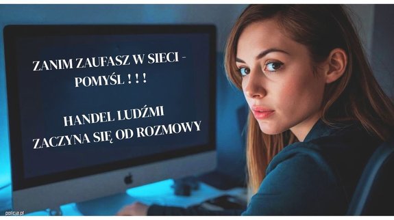 kobieta siedzi przy komputerze. Na monitorze widoczny napis zanim zaufasz w sieci pomyśl!!! Handel ludźmi zaczyna się od rozmowy
