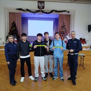 wspólne zdjęcie policjantów oraz uczestników spotkania