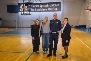 wspólne zdjęcie policjanta i uczestników spotkania