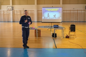 policjant podczas prelekcji