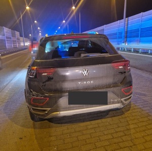 samochód stoi na ulicy