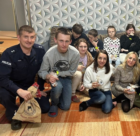 wspólne zdjęcie policjanta z dziećmi