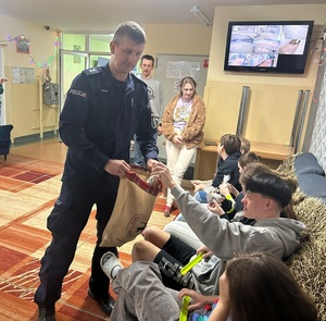 policjant przekazuje upominki