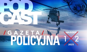 napis podcast Gazeta Policyjna Grudzień 2025. Na zdjęciu widoczny helikopter i funkcjonariusze wyskakujący z niego.