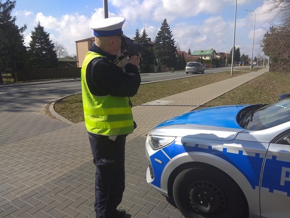 policjant mierzący prędkość