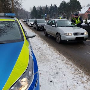 policjantki podczas działań. Na ulicy samochody. których kierowcy oczekują na badanie