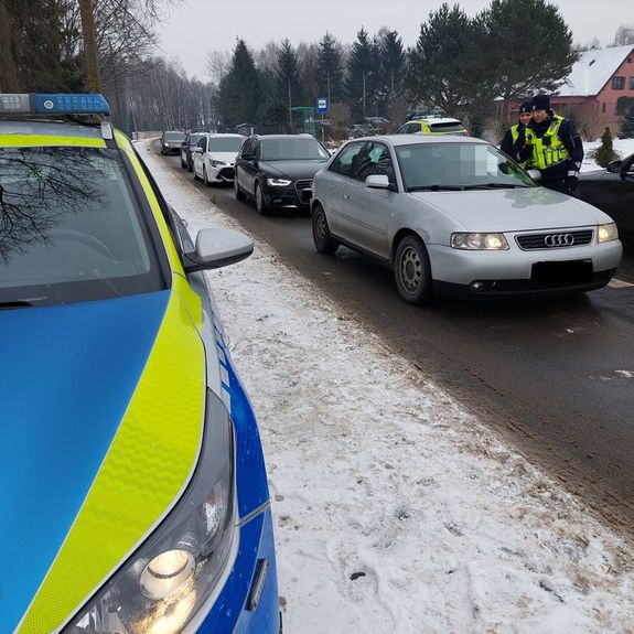 policjantki podczas działań. Na ulicy samochody. których kierowcy oczekują na badanie