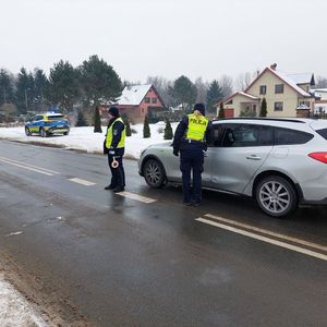 policjantki przy samochodzie