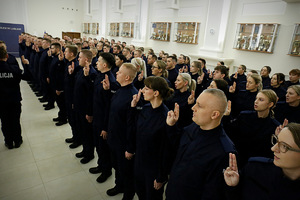 zdjęcie przedstawia nowo przyjętych policjantów ustawionych w czterech szeregach