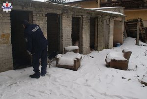 policjant zagląda do pustostanu