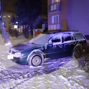 samochód częściowo ośnieżony