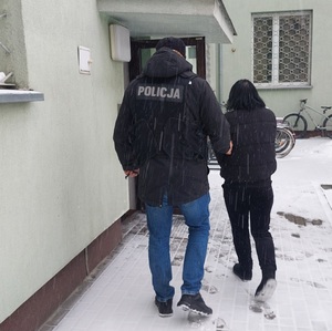 policjant prowadzi zatrzymaną