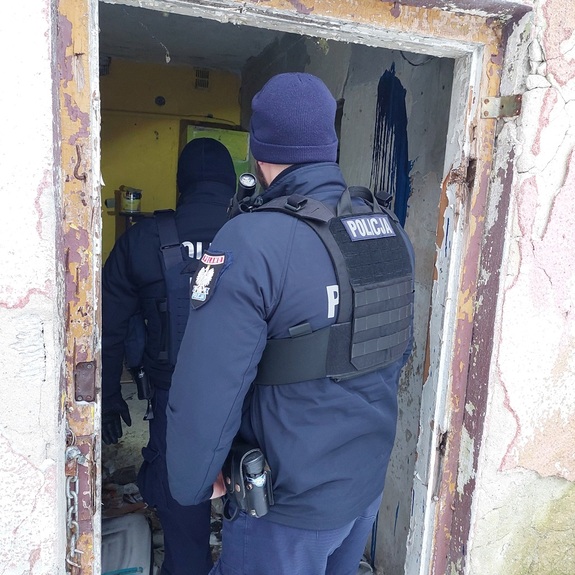 policjanci wchodzą do pustostanu