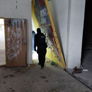 policjanci kontrolują pustostany