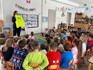 policjantka prezentuje wyposażenie funkcjonariuszy