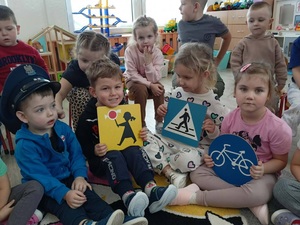 dzieci prezentują znaki drogowe