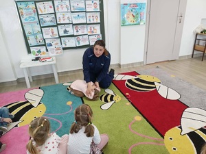 policjantka pokazuje w jaki sposób uchronić się przed atakiem agresywnego psa