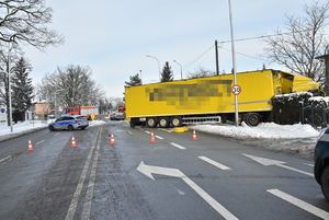 miejsce zdarzenia. Uszkodzona ciężarówka stojąca częściowo poza drogą. Obok widoczne pojazdy służb mundurowych.