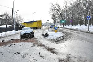 uszkodzone samochody uczestniczące w zdarzeniu drogowym