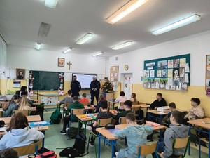 policjanci podczas pogadanki wśród uczniów