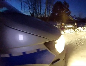 fragment radiowozu i samochód