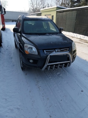 samochód marki Kia stoi na parkingu