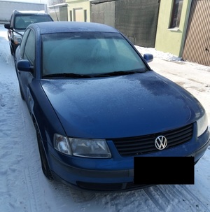 samochód marki VW stoi na parkingu