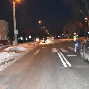 policjant kieruje ruchem na miejscu zdarzenia