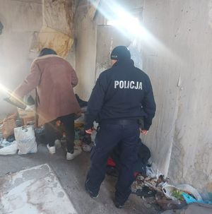 policjant oraz osoba przebywająca w pustostanie