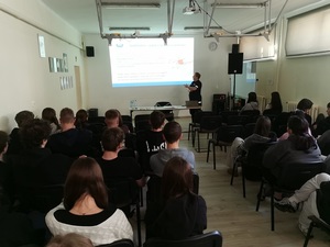 policjantka z uczniami podczas prelekcji