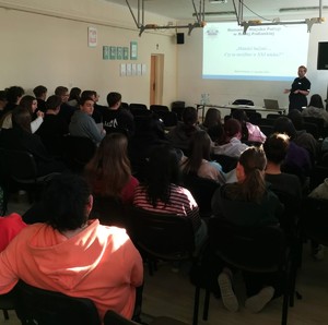 policjantka oraz uczniowie w trakcie spotkania.