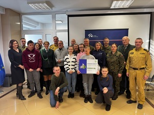 wspólne zdjęcie uczestników akcji i dzieci