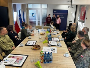 uczestnicy spotkania i dzieci podczas występu