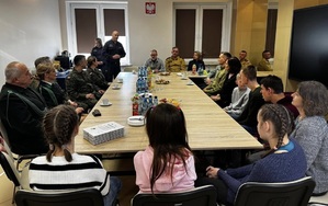 Dyrektor Zakładu karnego zabiera głos. Na zdjęciu widoczni uczestnicy spotkania.