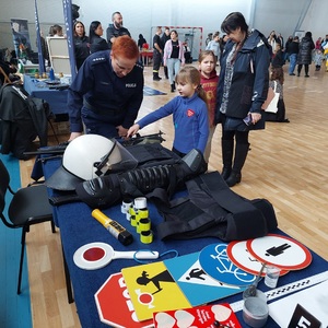 policjantka pokazuje dziecku sprzęt