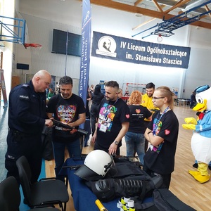 Policjant rozmawia z Prezydentem Miasta odwiedzającym nasze stoisko