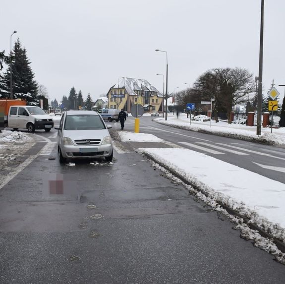 miejsce wypadku. Samochód osobowy stoi na ulicy