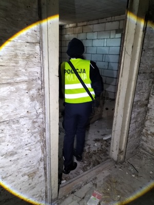 policjantka w budynku