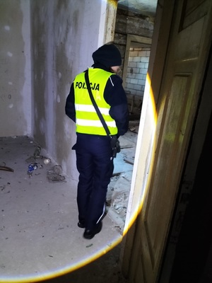 policjantka chodzi po budynku